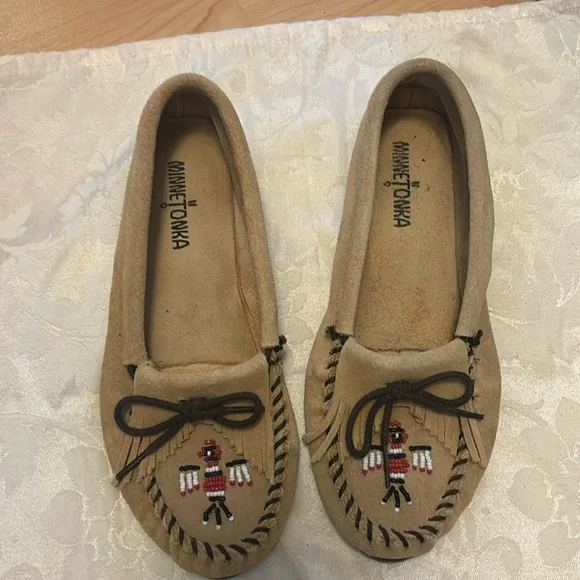 Ladies Minnetonka size 9 moccasins - Picture 1 of 8